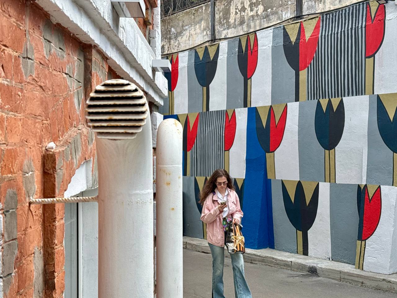 В ARTPLAY стартовал арт-проект «Запринтовано»: архитектурные тюльпаны проявляются на фасадах Центра дизайна