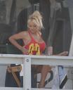 Как вы думаете, это купальник Памэлы Андерсон (Pamela Anderson) становится меньше или ее грудь - больше?
