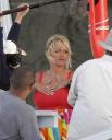 Как вы думаете, это купальник Памэлы Андерсон (Pamela Anderson) становится меньше или ее грудь - больше?