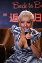 Груди Кристины Агилеры (Christina Aguilera) - Хороший Способ Отвлечь Внимание