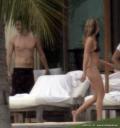 Джениифер Энистон (Jennifer Aniston) шикарно смотрится в бикини. Орландо Блум в этом согласен!